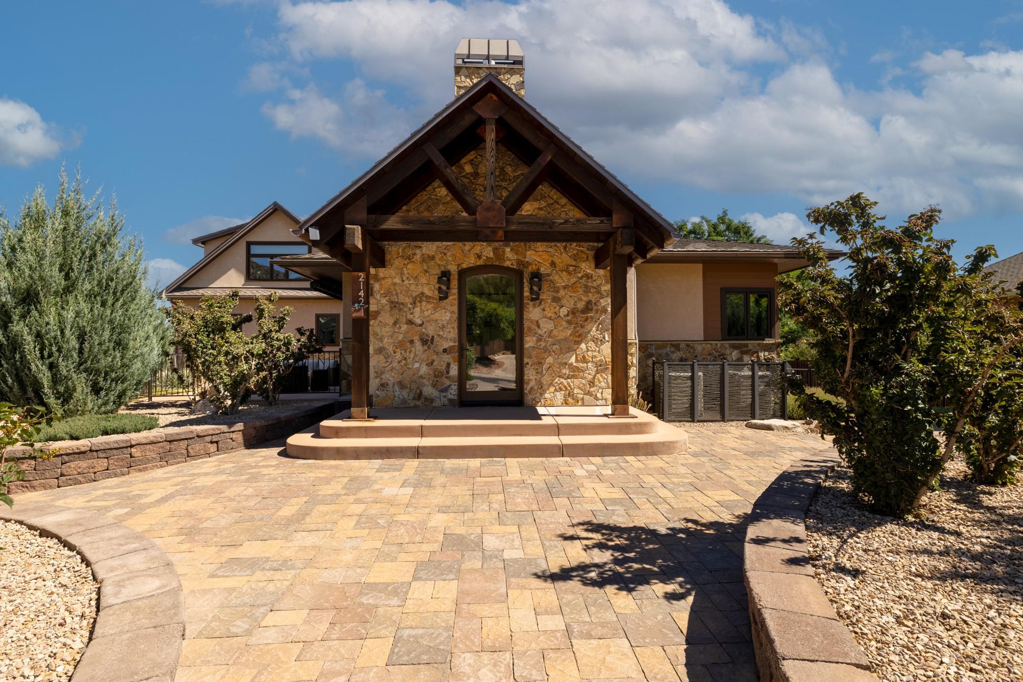 2142 Redcliff Circle