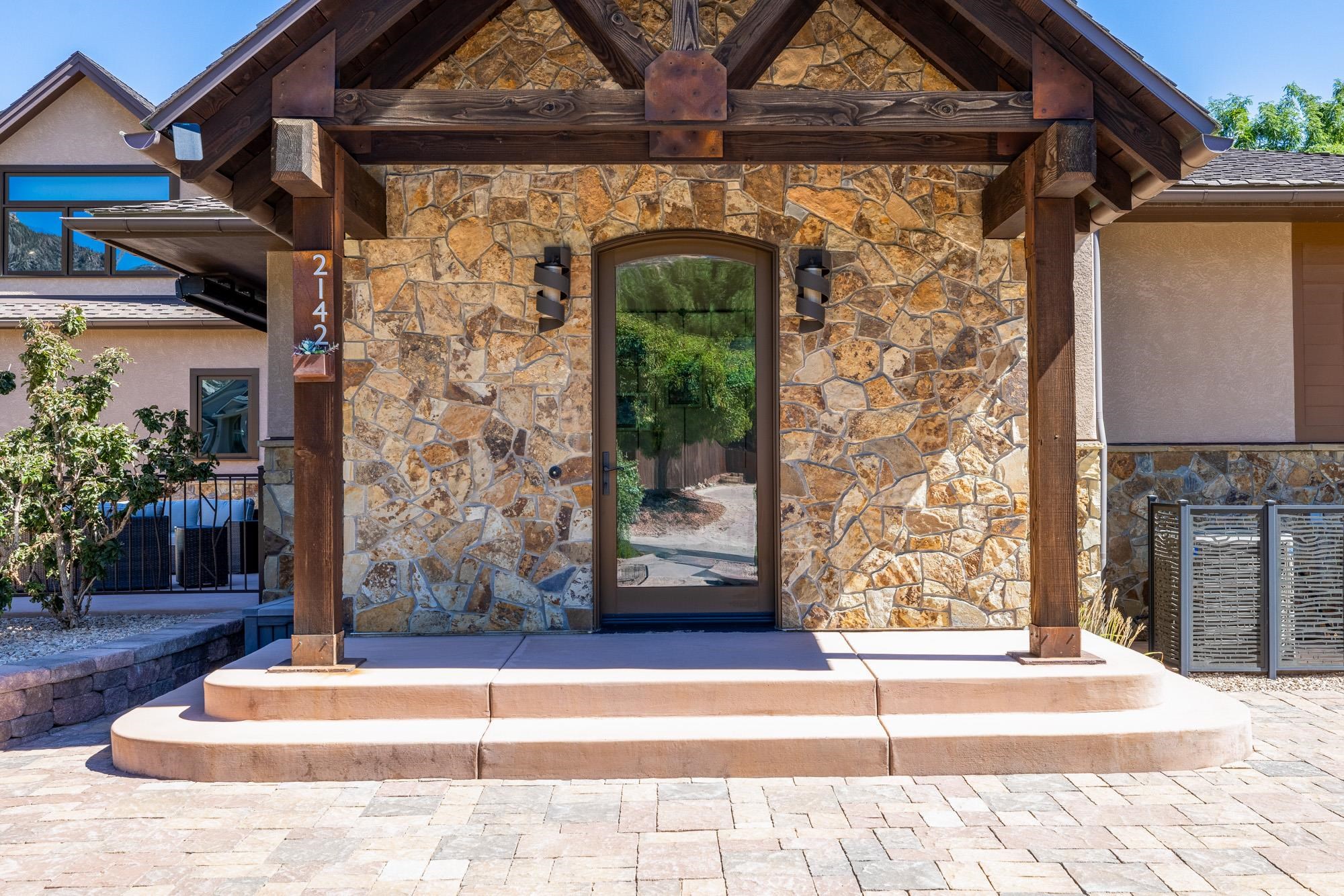 2142 Redcliff Circle