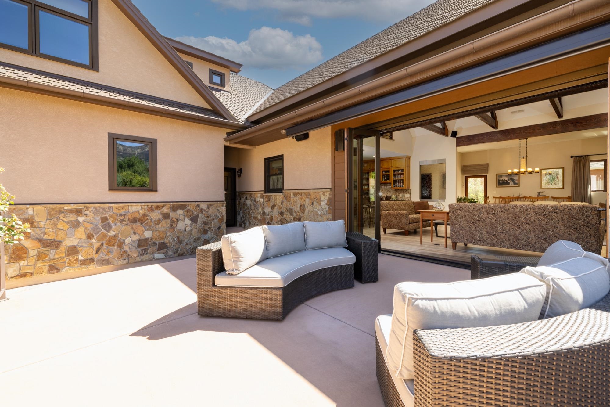 2142 Redcliff Circle