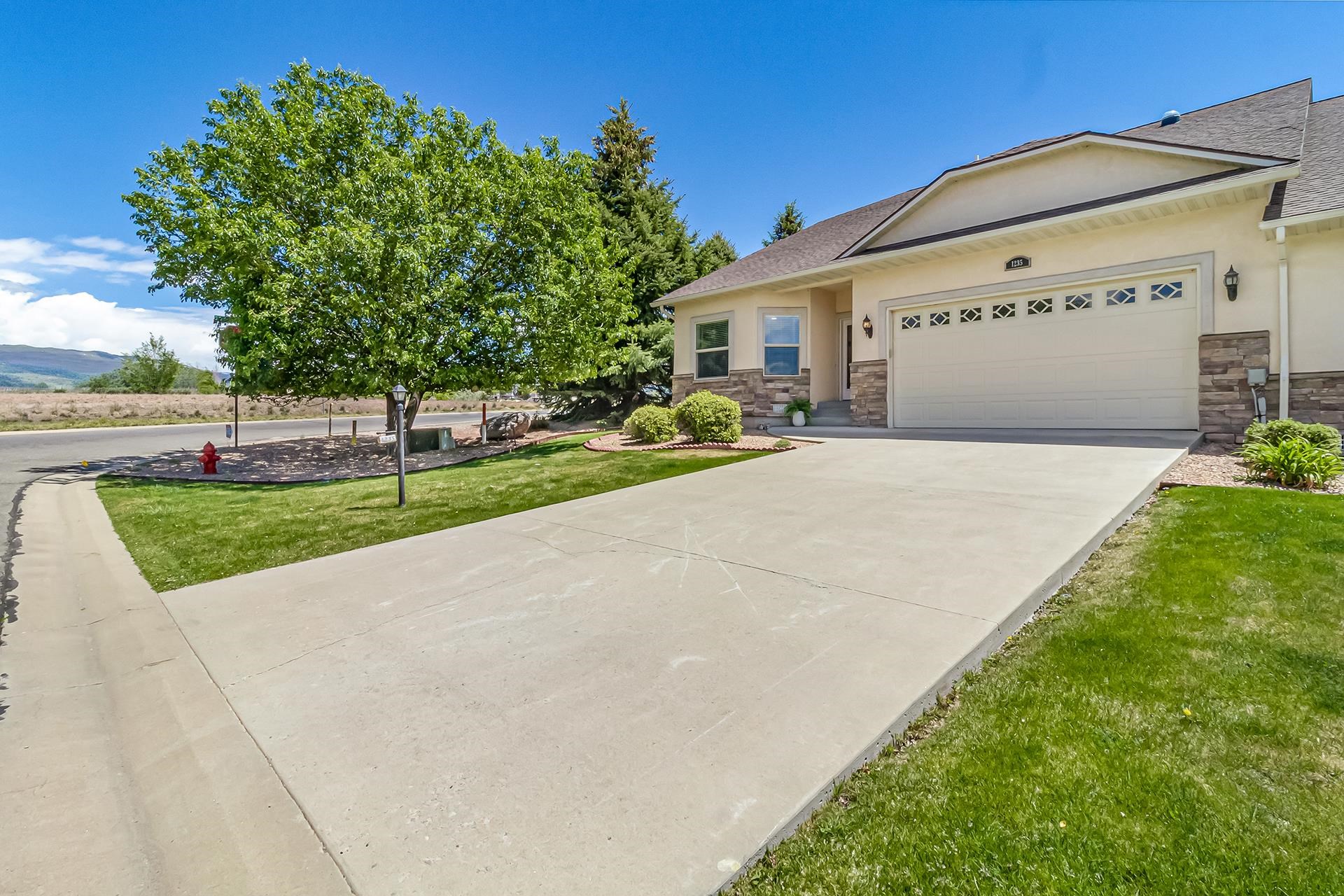 1235 SE Stonebridge Drive