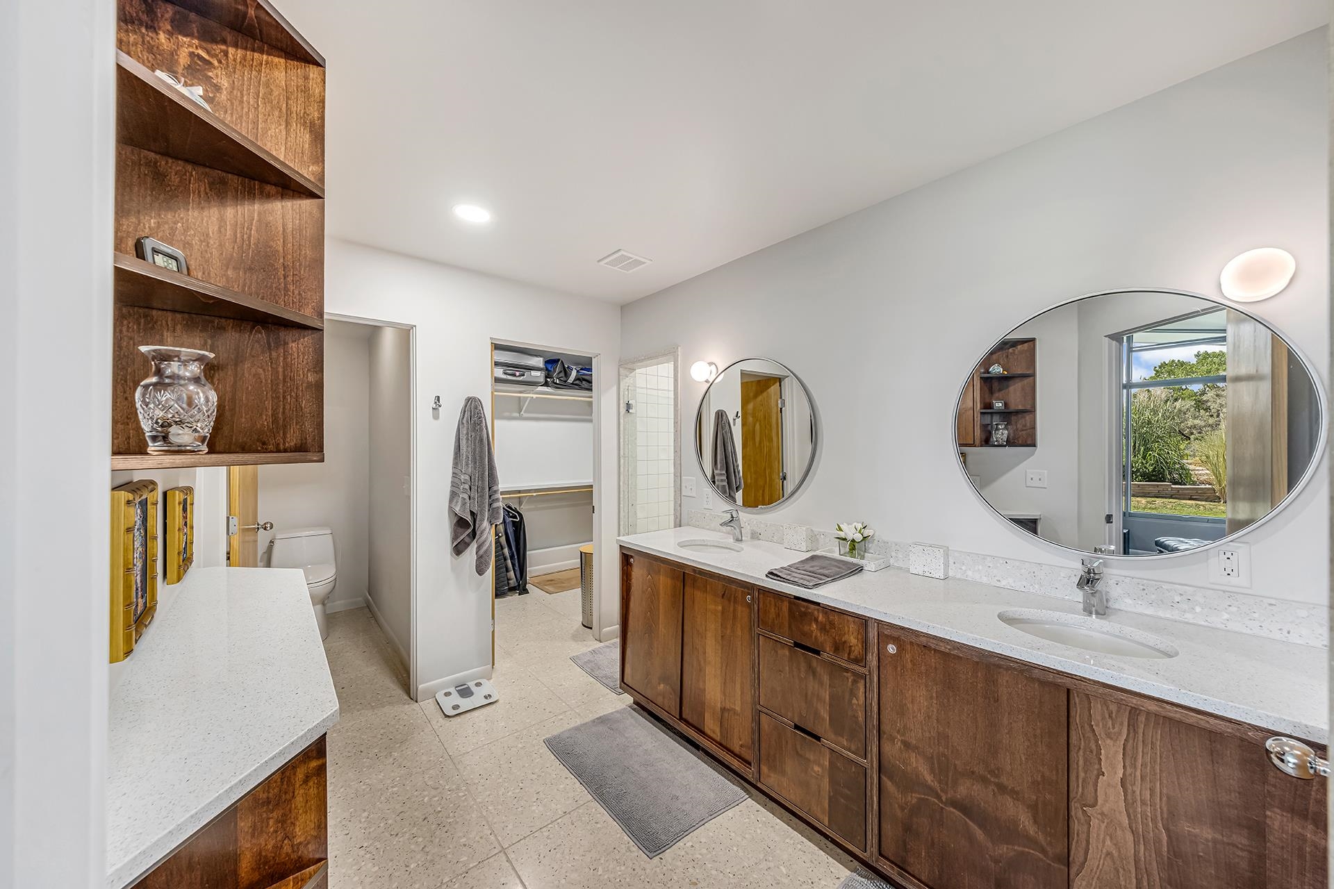 2352 Broadway