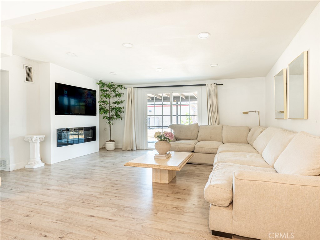 649 W w ramona Drive