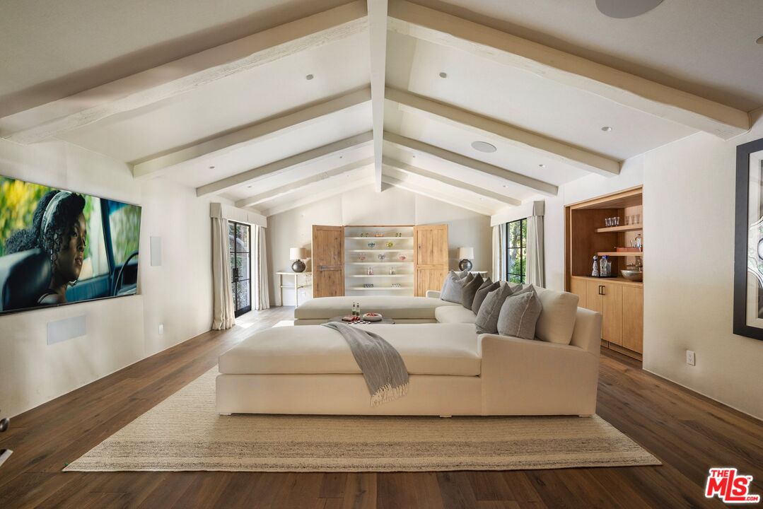 3099 Mandeville Canyon Rd