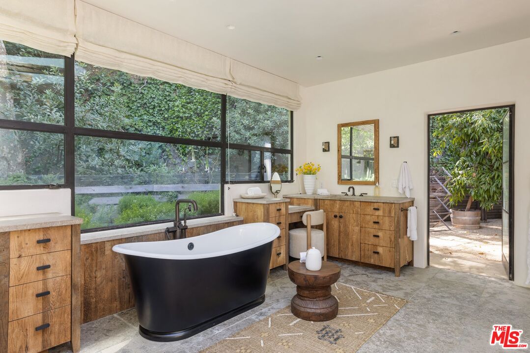 3099 Mandeville Canyon Rd