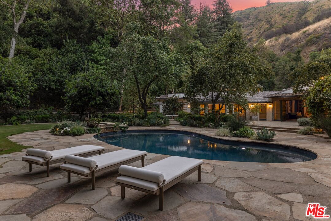 3099 Mandeville Canyon Rd
