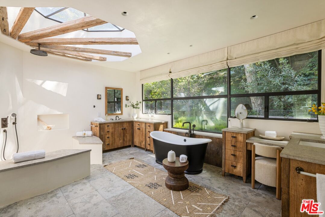 3099 Mandeville Canyon Rd