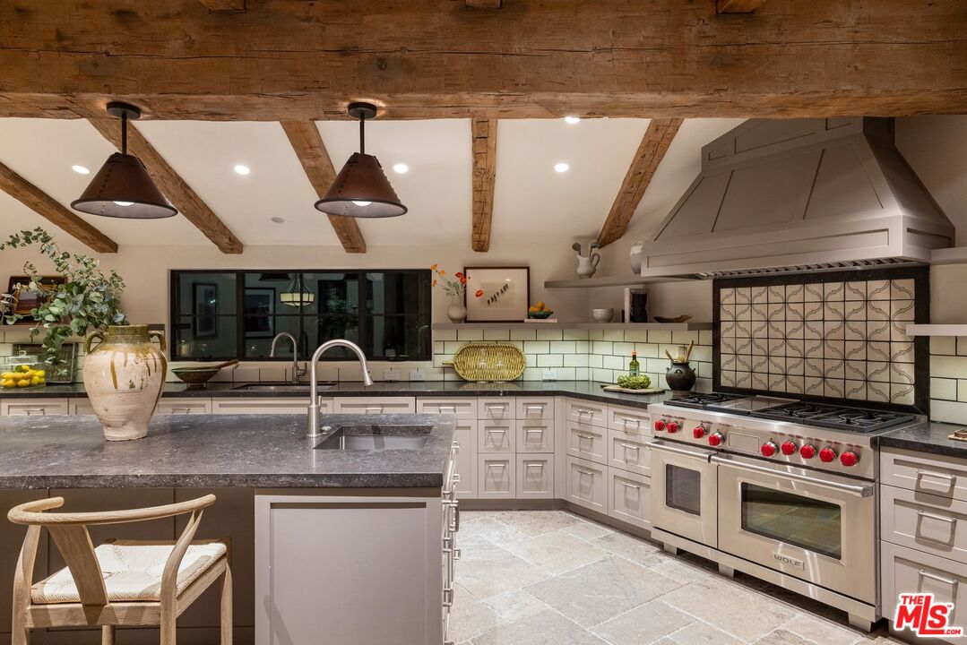 3099 Mandeville Canyon Rd