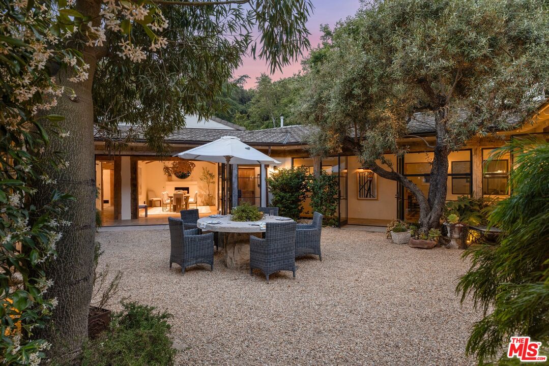 3099 Mandeville Canyon Rd