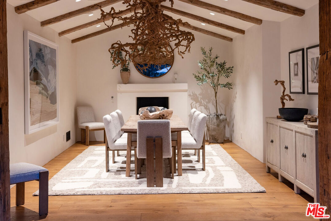 3099 Mandeville Canyon Rd