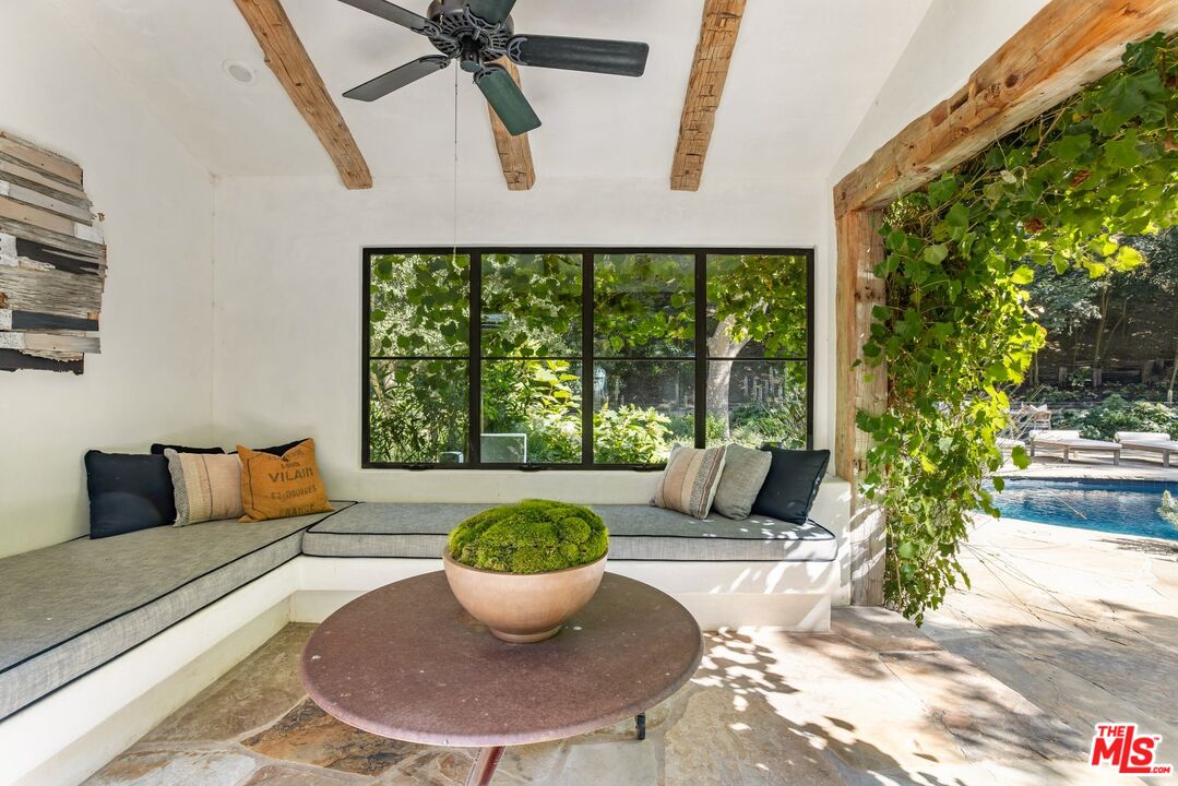 3099 Mandeville Canyon Rd