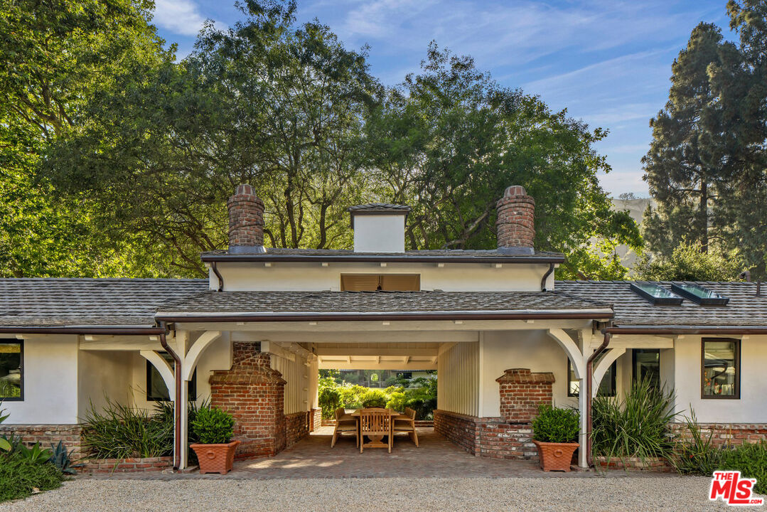 3099 Mandeville Canyon Rd