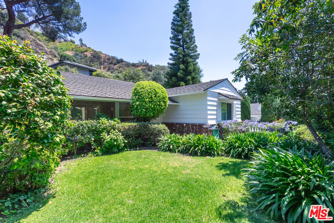 1876 Roscomare Rd