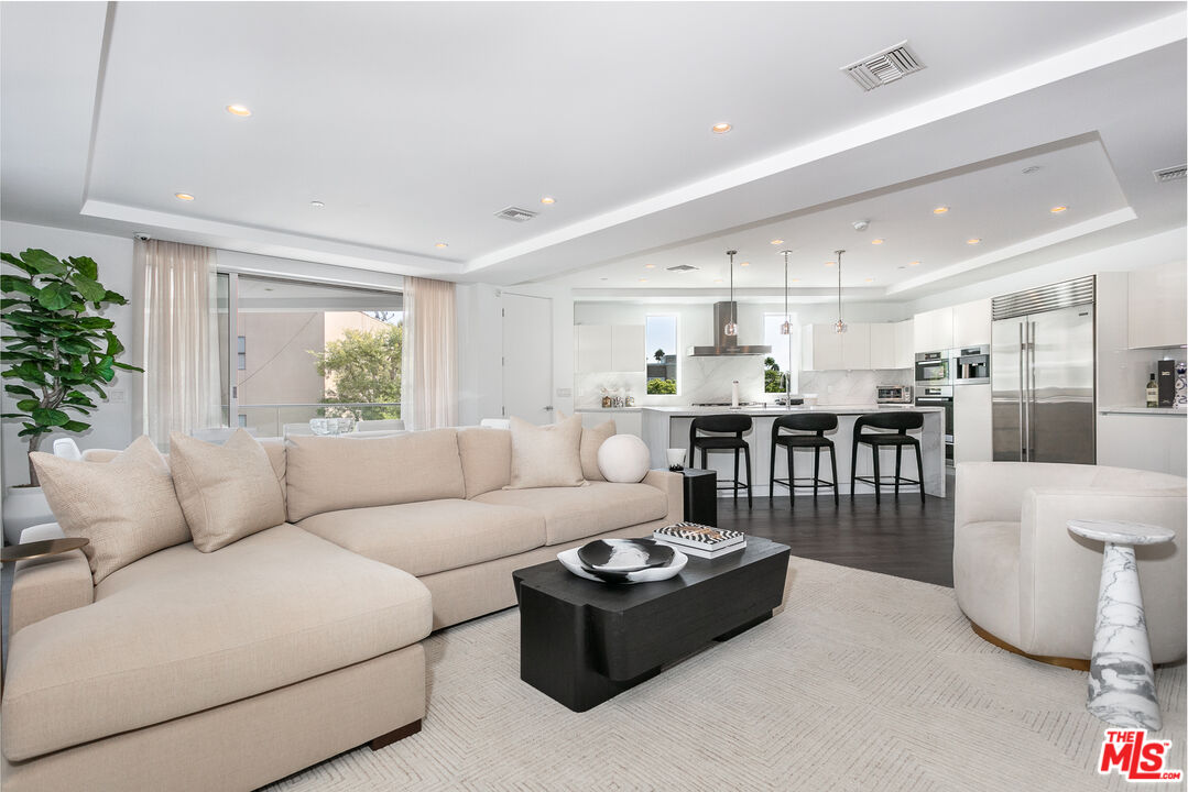 460 N Palm Dr Unit: 304