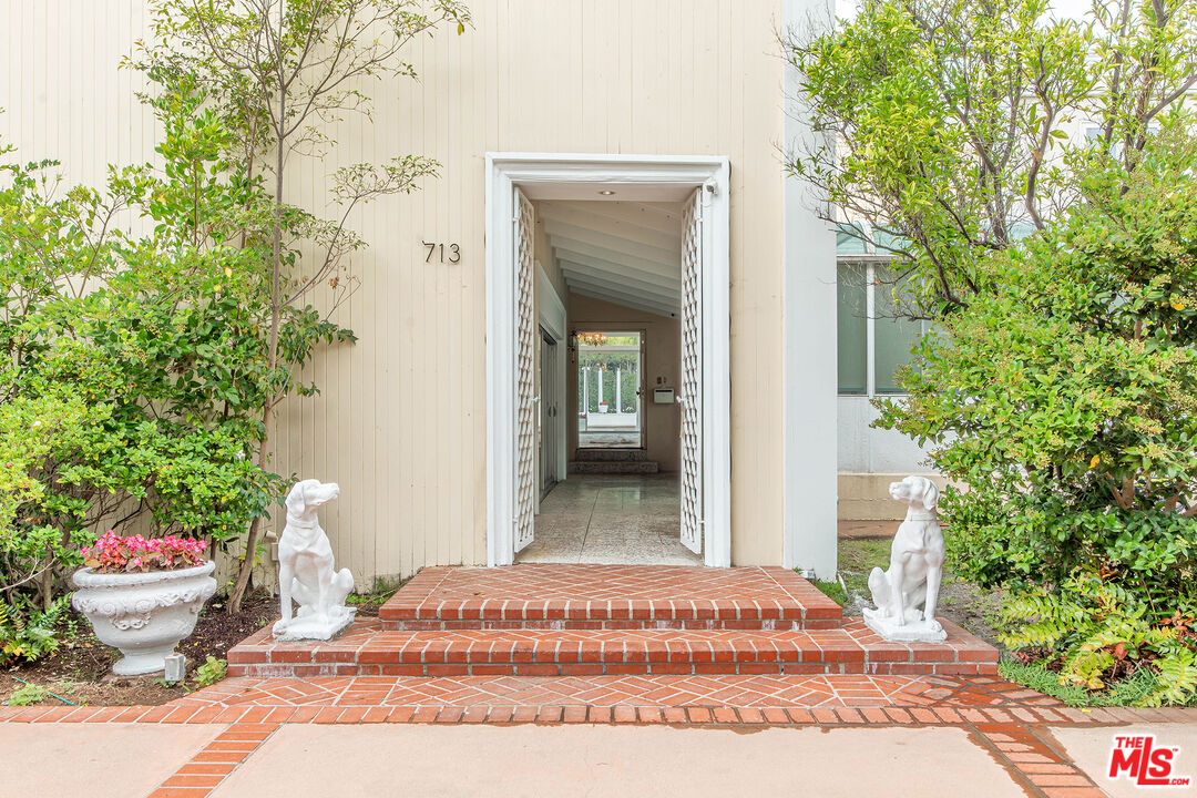 713 N Elm Dr