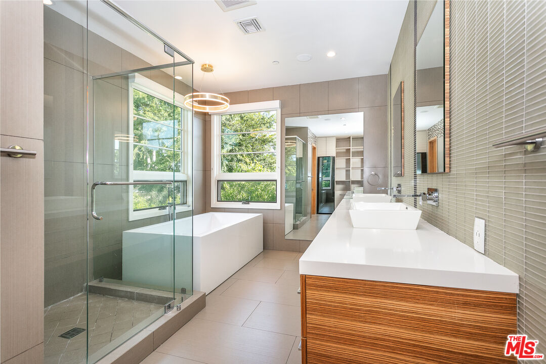 142 N Hamel Dr