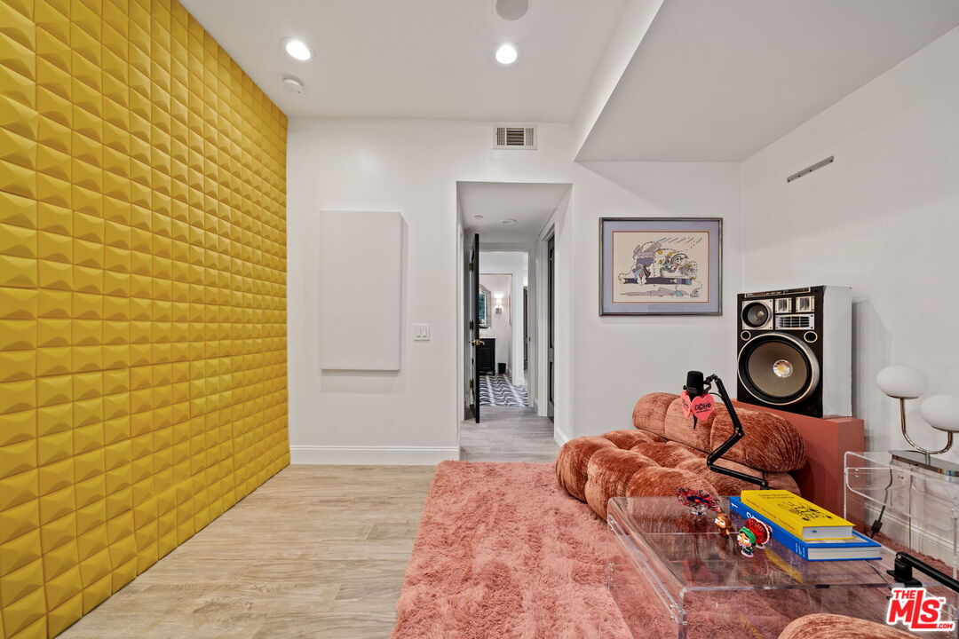 235 S Reeves Dr Unit: 101