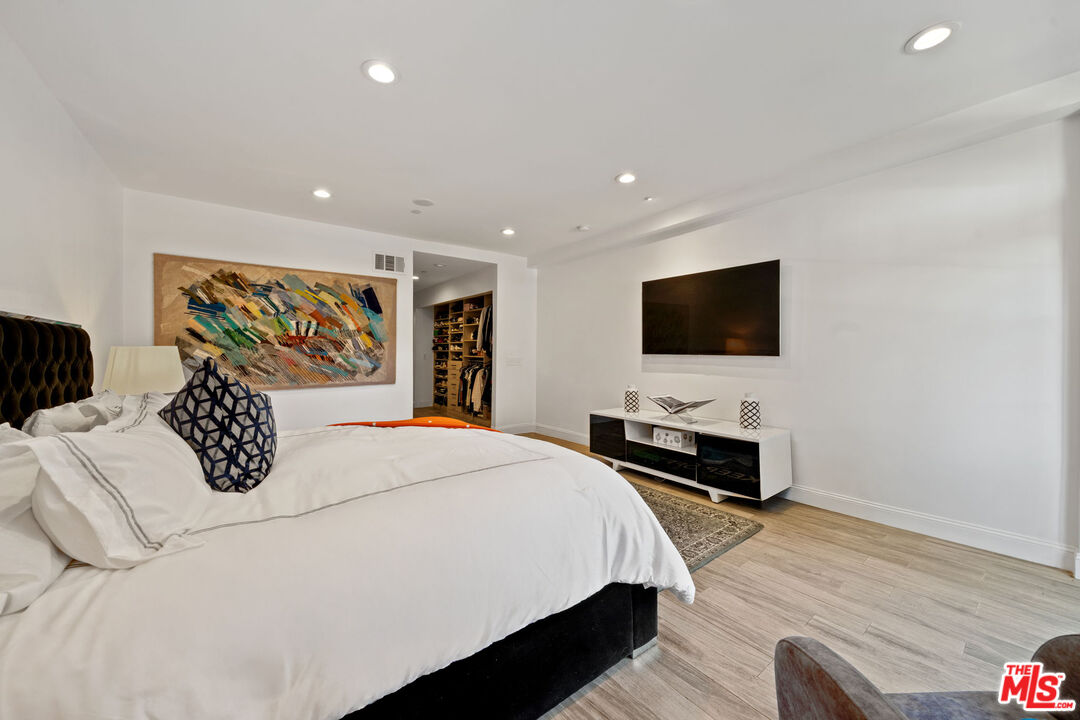 235 S Reeves Dr Unit: 101