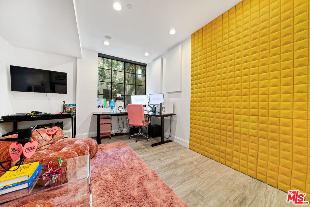 235 S Reeves Dr Unit: 101