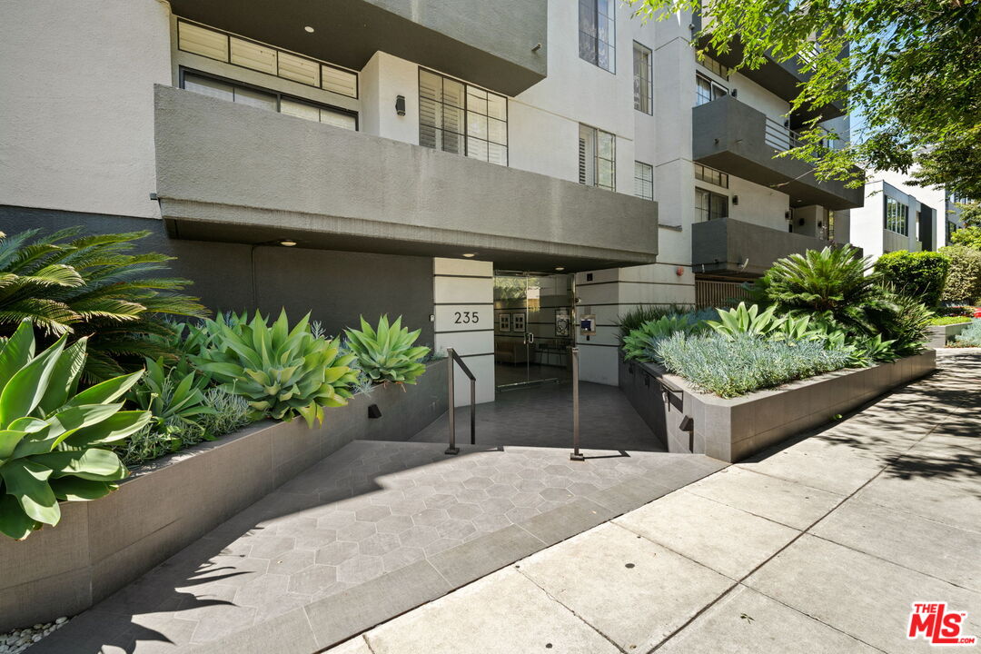 235 S Reeves Dr Unit: 101