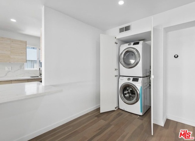 560 N KINGS RD Unit: 6