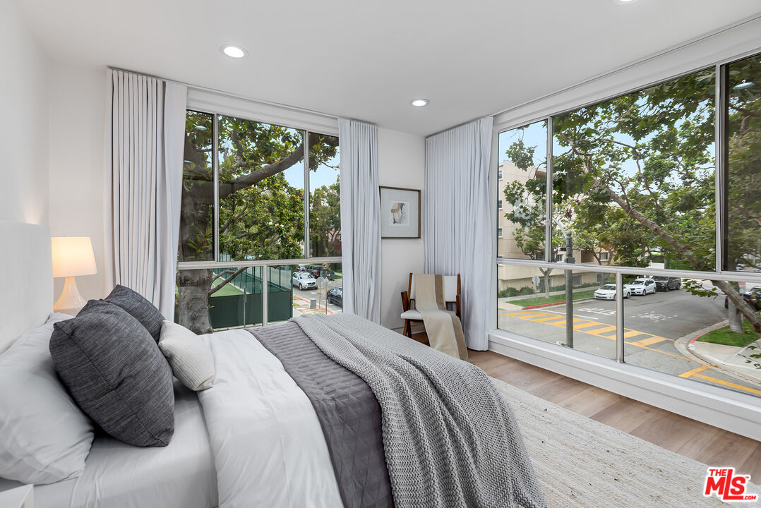 301 S Rexford Dr Unit: 4