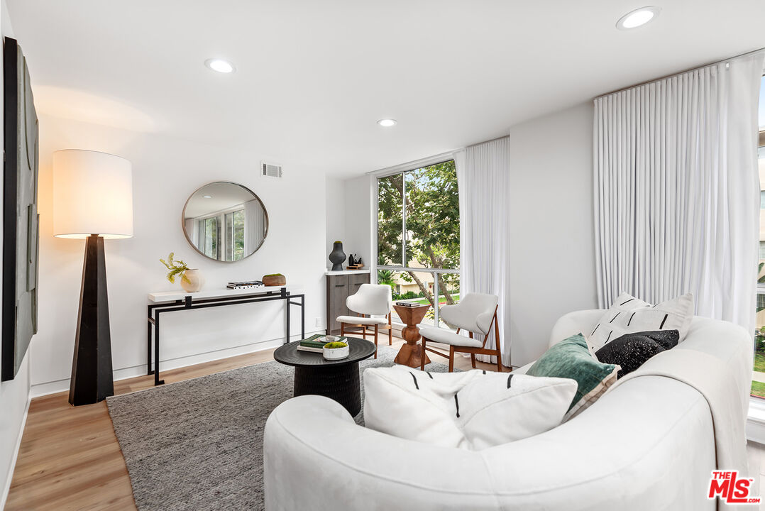 301 S Rexford Dr Unit: 4