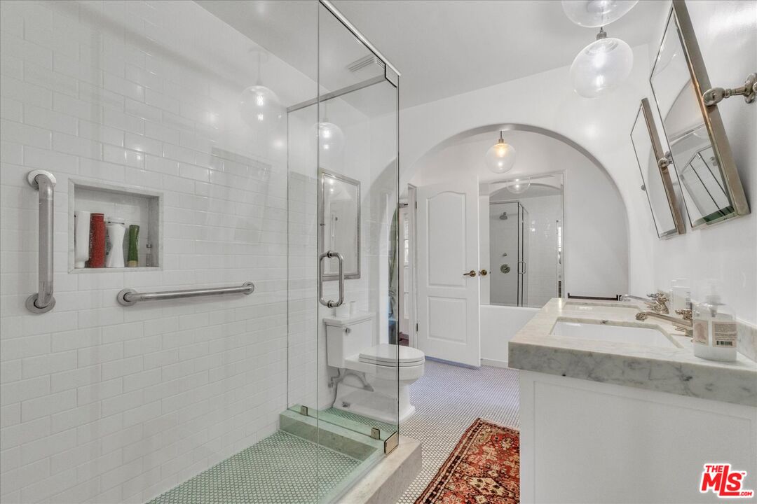 2270 Benedict Canyon Dr