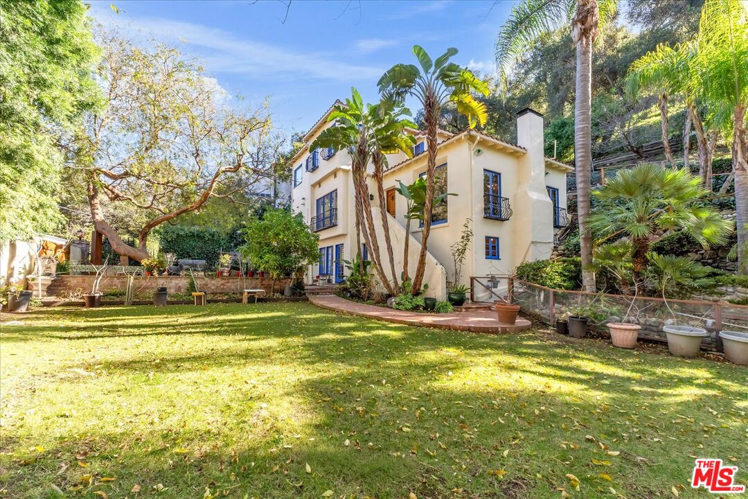 2270 Benedict Canyon Dr