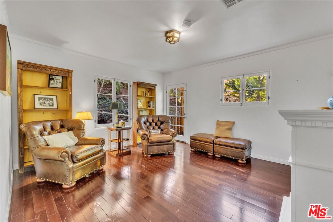 2270 Benedict Canyon Dr