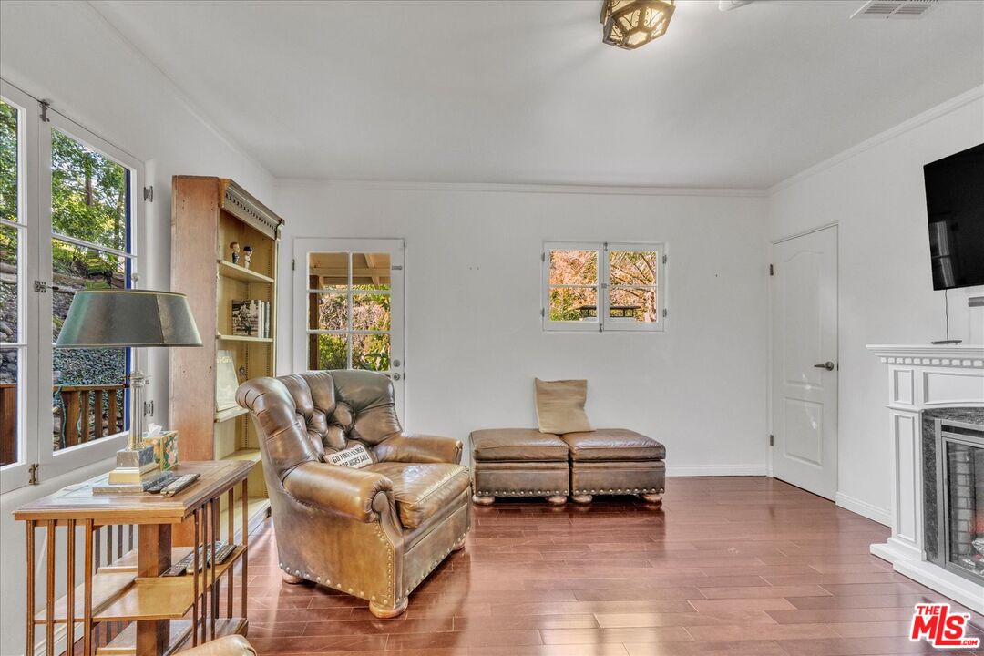 2270 Benedict Canyon Dr