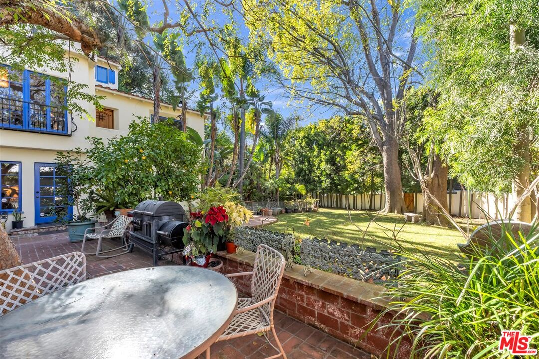 2270 Benedict Canyon Dr