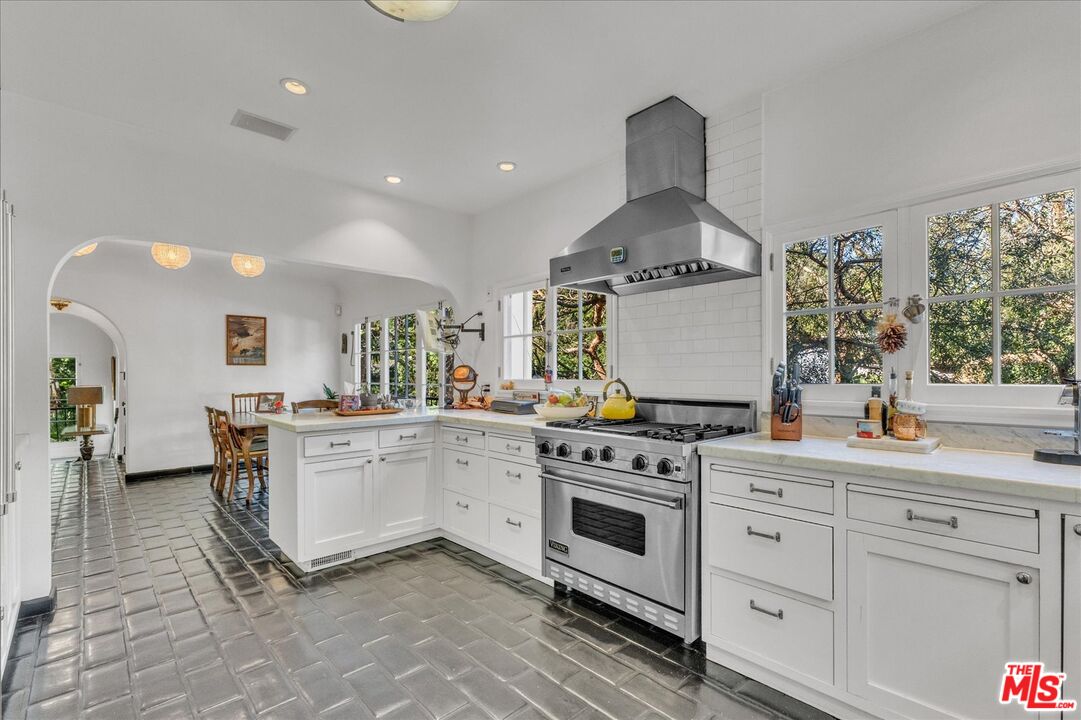 2270 Benedict Canyon Dr