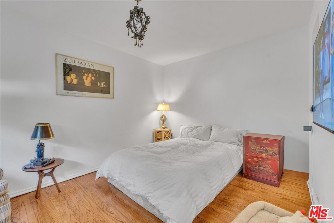 2270 Benedict Canyon Dr