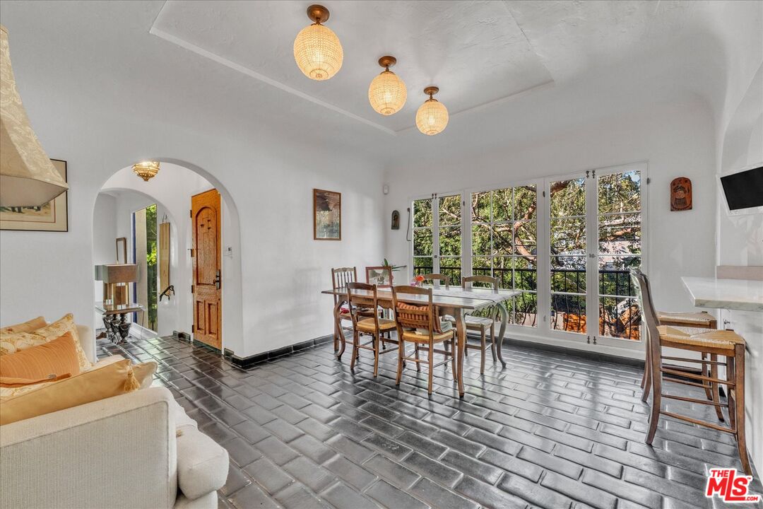 2270 Benedict Canyon Dr