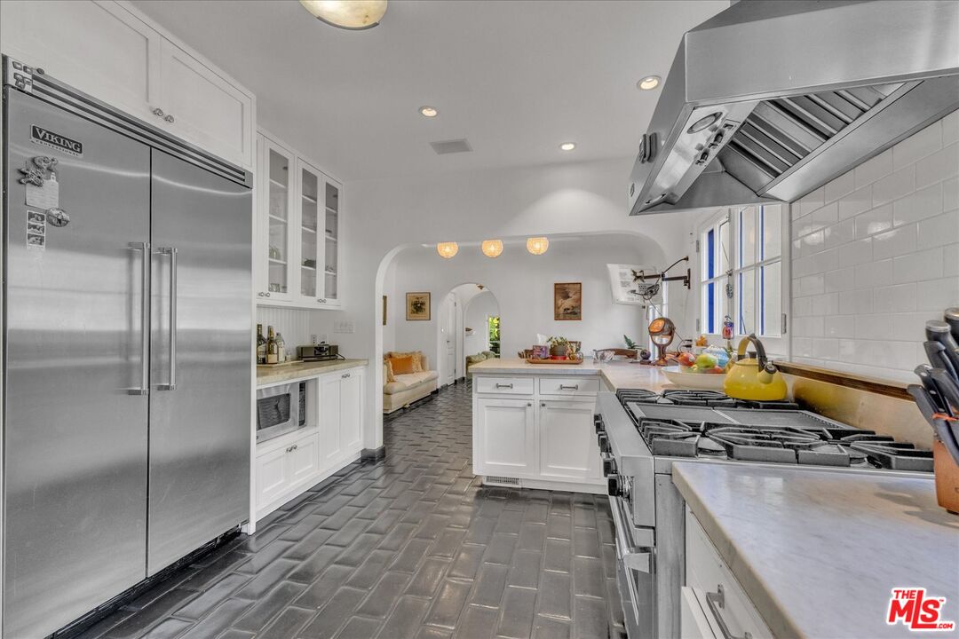 2270 Benedict Canyon Dr