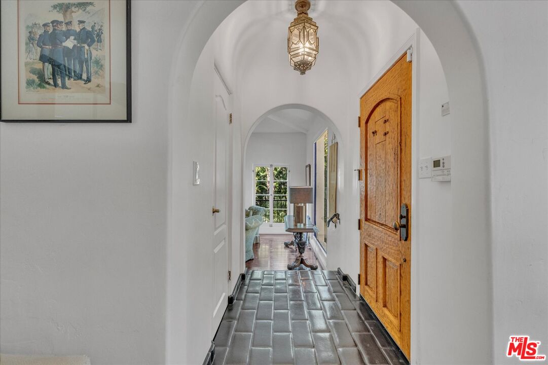 2270 Benedict Canyon Dr