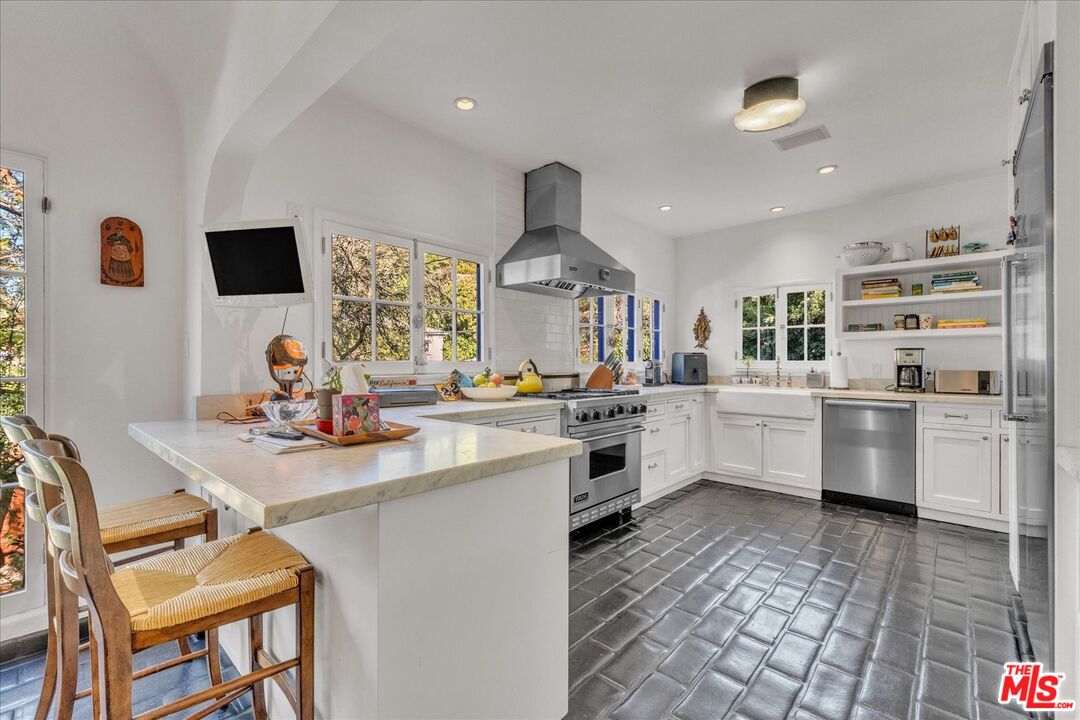 2270 Benedict Canyon Dr