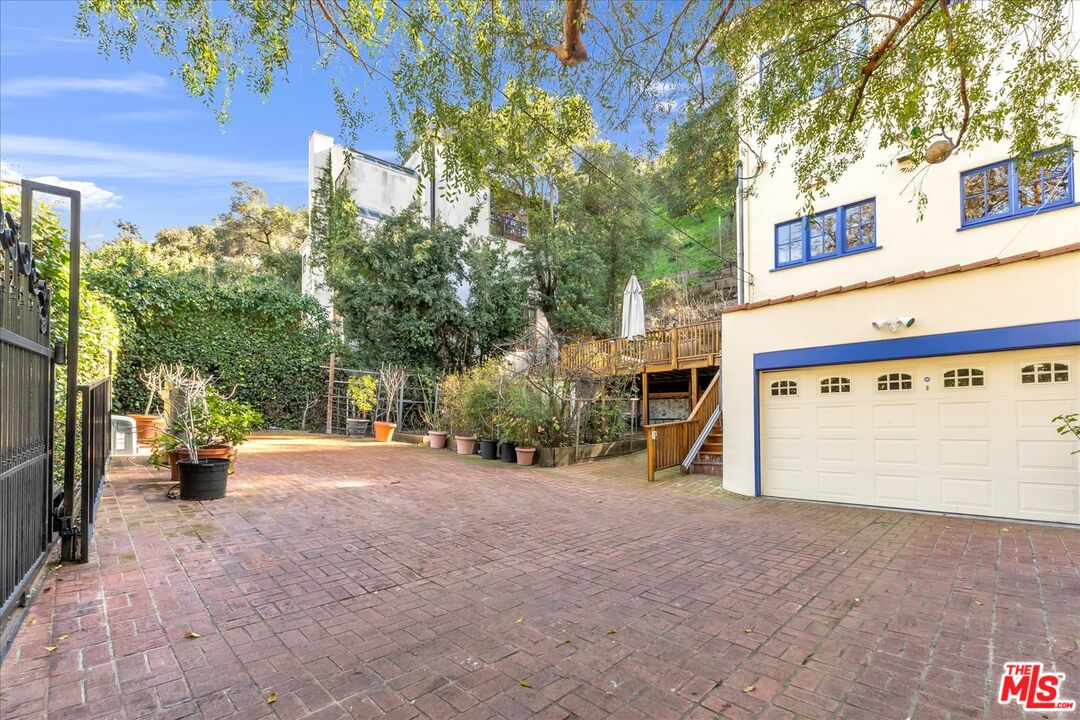 2270 Benedict Canyon Dr