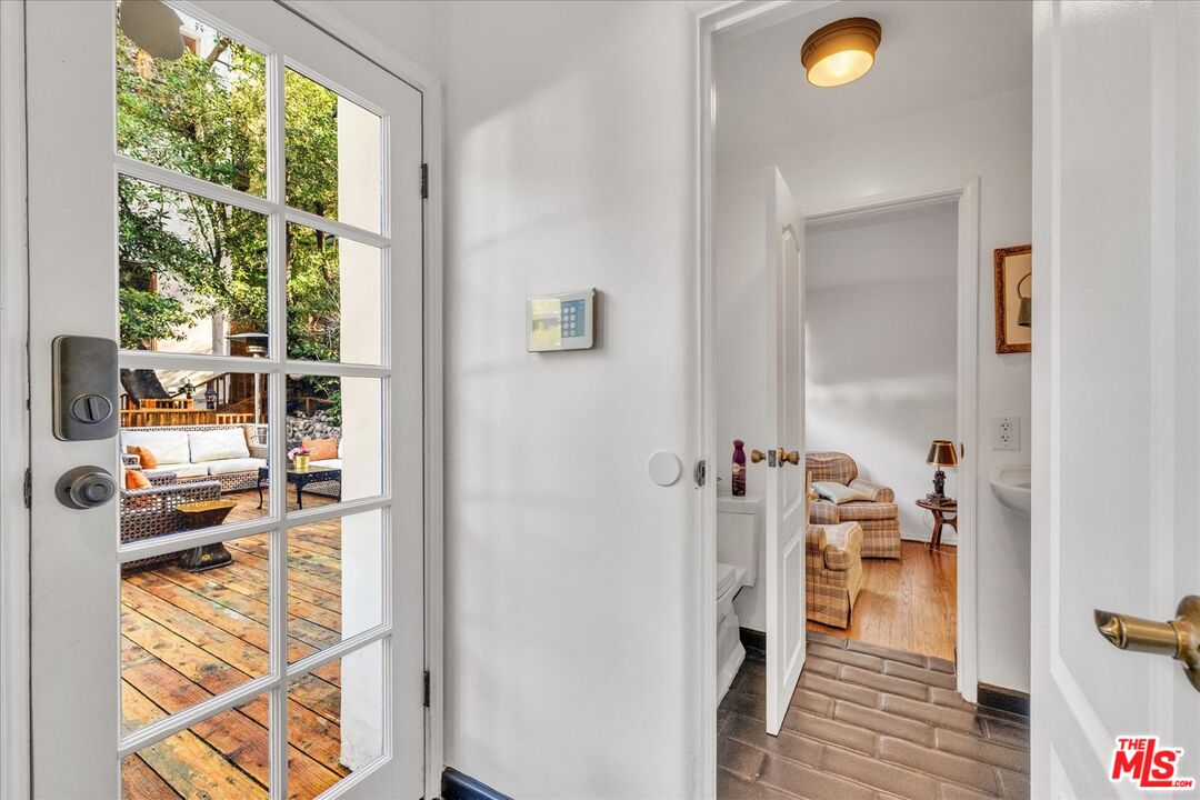 2270 Benedict Canyon Dr