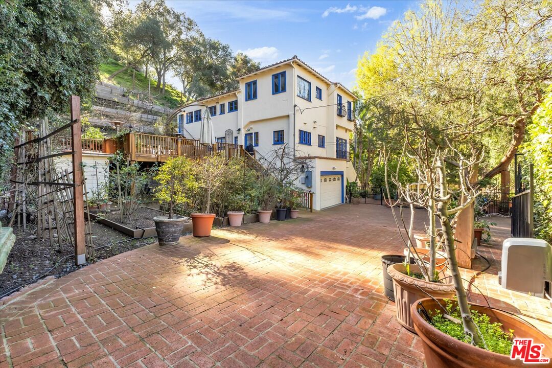 2270 Benedict Canyon Dr