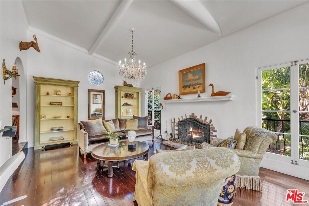 2270 Benedict Canyon Dr