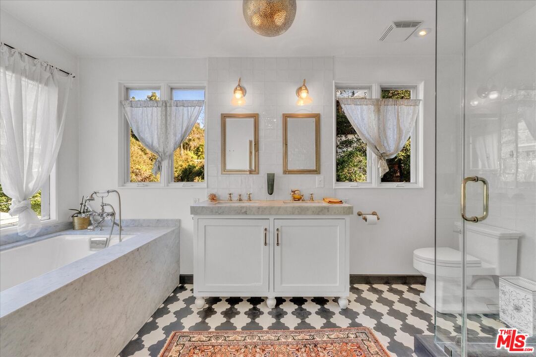 2270 Benedict Canyon Dr