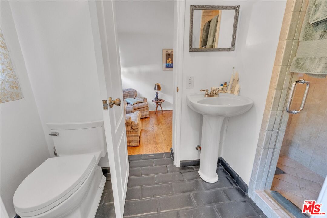 2270 Benedict Canyon Dr