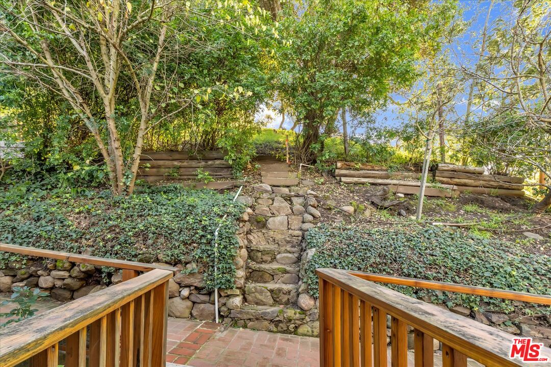 2270 Benedict Canyon Dr