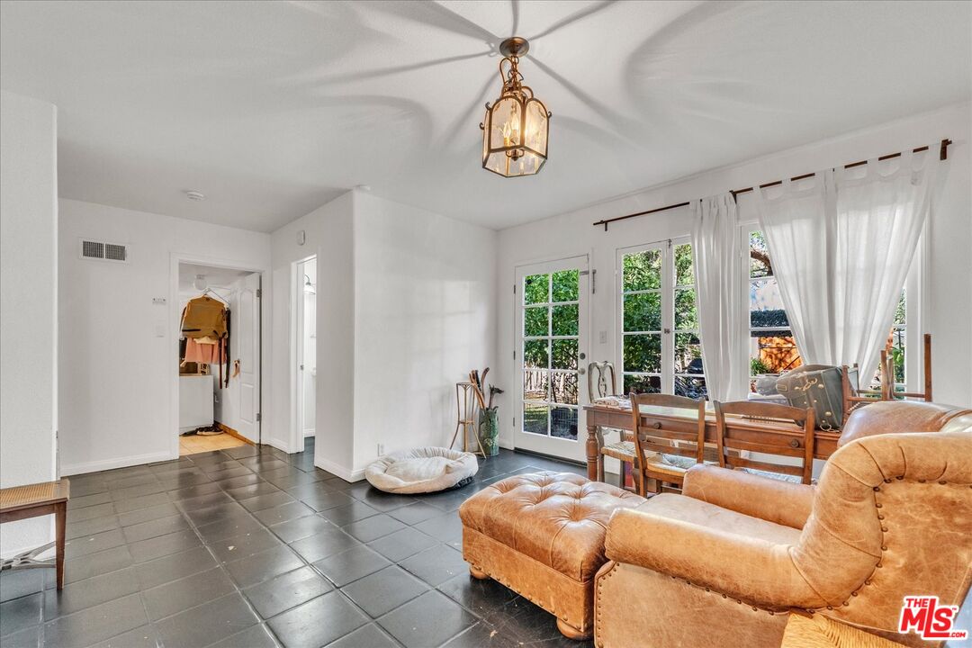 2270 Benedict Canyon Dr