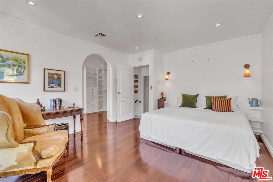 2270 Benedict Canyon Dr