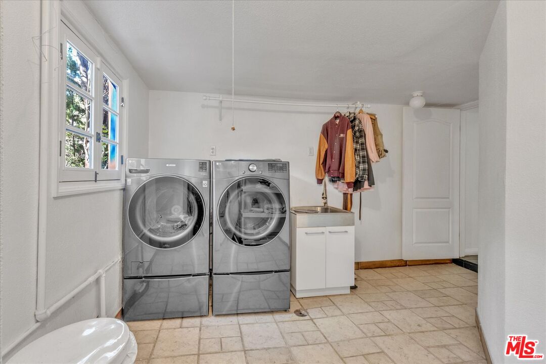 2270 Benedict Canyon Dr