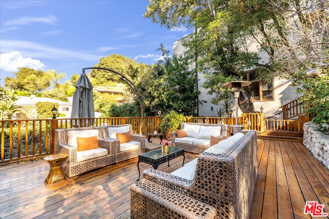 2270 Benedict Canyon Dr