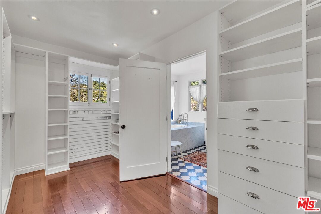 2270 Benedict Canyon Dr