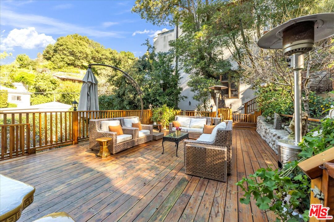 2270 Benedict Canyon Dr